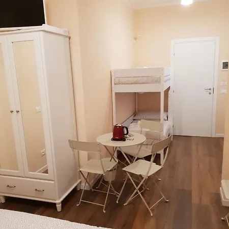 Glam G H O S T E L ラ・スペツィア