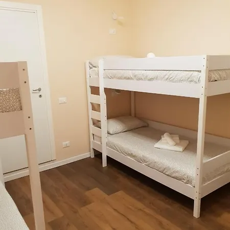 Glam G H O S T E L 4*