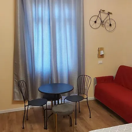 Glam G H O S T E L Pensión La Spezia