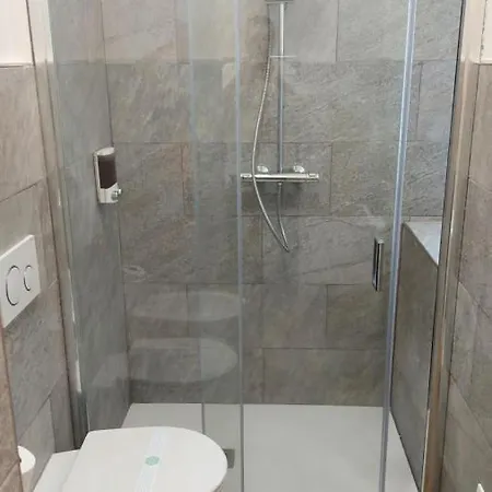 Glam G H O S T E L Pensión 4*