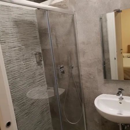 Glam G H O S T E L 4*