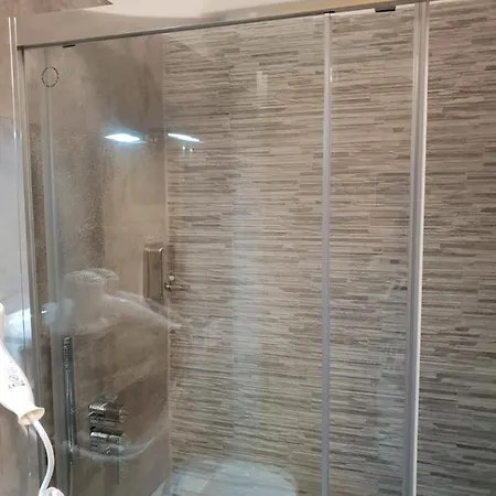 Glam G H O S T E L 4*