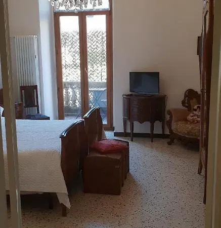 Glam G H O S T E L Pensión 4*